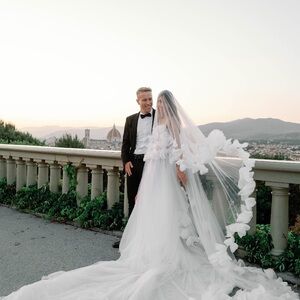 Floral two-tier blusher off-White Wedding chapel-length veil